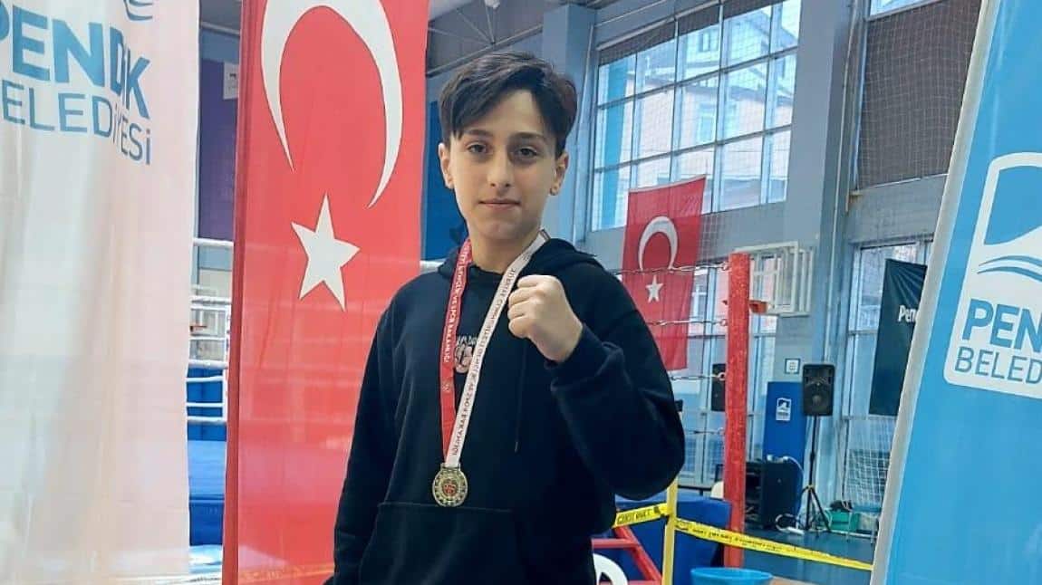 İstanbul Okullar Arası Muay Thai Şampiyonu Sinan Aydın
